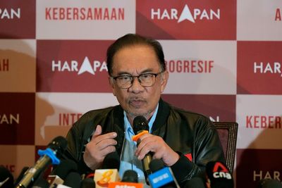 Two rival blocs race to form Malaysia's next government