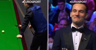 Snooker star offers cue to referee after running out of position at UK Championship