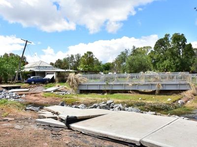 Deniliquin floods again, winds batter NSW