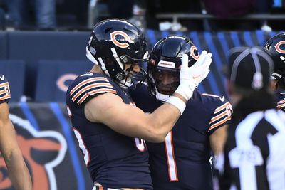 Bears TE Cole Kmet with amazing one-handed catch vs. Falcons