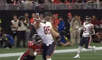 Bears TE Cole Kmet survived a big hit to make the best one-handed catch you’ll see all day