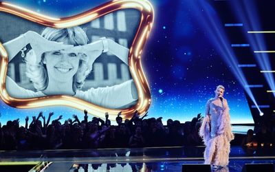 AMAs: Olivia Newton-John tribute and Taylor Swift wins big