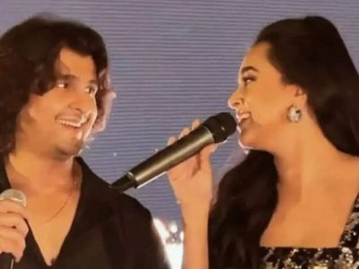 Tejasswi Prakash shares the stage and sings with Bollywood singer Sonu Nigam; watch video