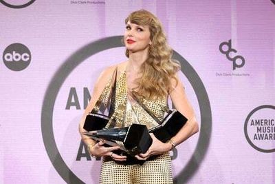 AMAs 2022: Taylor Swift sweeps awards with six wins as she thanks fans ‘for my happiness’
