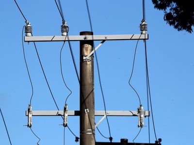 Strong winds rip through NSW, Victoria
