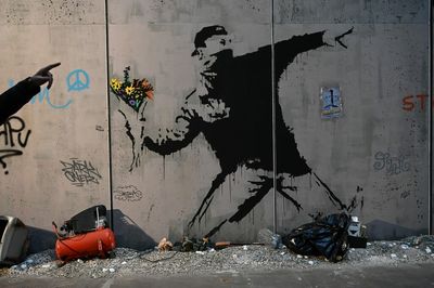 Banksy calls on fans to shoplift from Guess