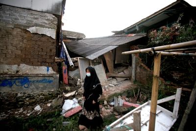 Shallow quake kills 62, injures hundreds on Indonesia's Java island