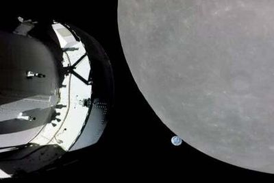 Artemis: Nasa’s Orion capsule passes the Moon for the first time