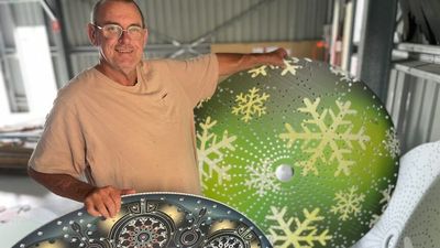 Boilermaker turned Christmas prop creator urges Queenslanders to become organ donors