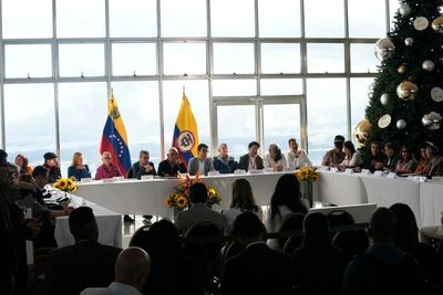 Colombian government, guerrilla group resume peace talks