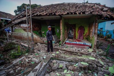 Death toll in Indonesia quake rises to 162, hundreds injured