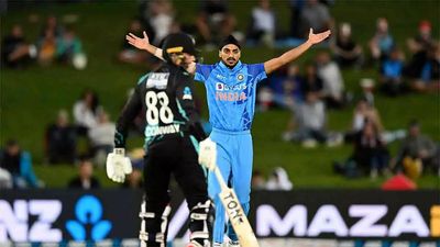 3rd T20I: Arshdeep Singh, Mohammed Siraj take four-wicket hauls to bowl out New Zealand for 160