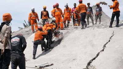 Indonesia quake toll tops 250 as rescuers comb rubble for survivors