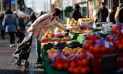 Fresh fruit and veg prescribed to low-income families in UK trial