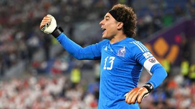 Ochoa Saves Lewandowski’s PK as Mexico, Poland Draw