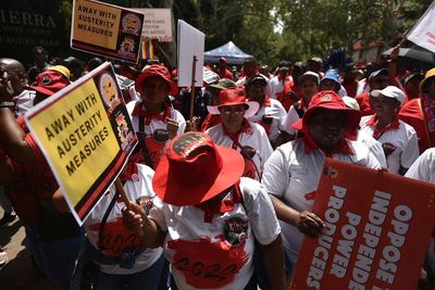 South African government workers demonstrate for higher pay