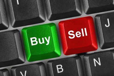 1 Financial Services Stock to Buy This Week and 2 to Sell