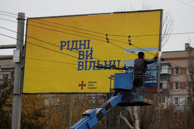 Kherson removes pro-Russia signs, puts up pro-Ukrainian ones