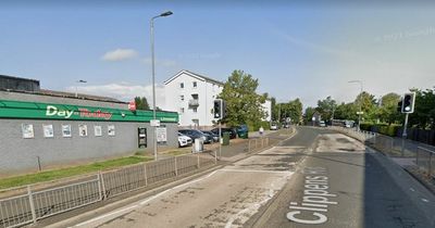 Thug in black hooded top attacks man in Linwood car park