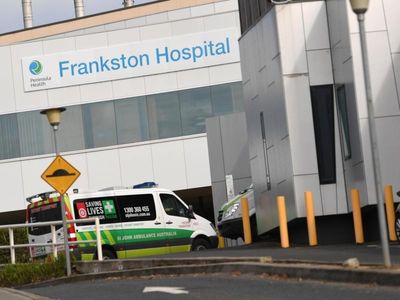 Piling rig falls on Melbourne hospital