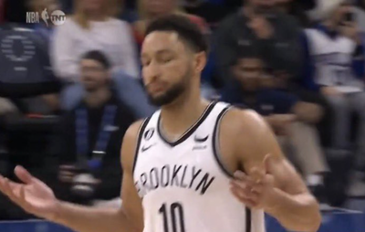 Ben Simmons hilariously did the MJ shrug after hitting 2 free throws in his Philadelphia return