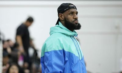 LeBron James to miss fifth straight game with strained adductor