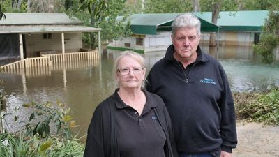 Murray River tourism operators face 'devastating' holiday season amid flood cancellations