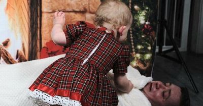 Sassy toddler refuses to pose for Christmas photoshoot - forcing dad to improvise