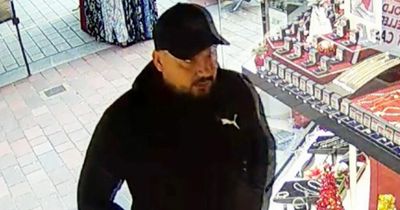 Jeweller says he handed over thousands in cash for 'gold' that turned out to be worthless