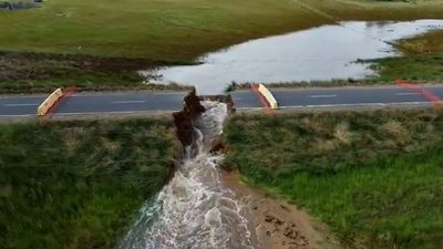 Road collapse caused by flood cuts Gooramadda Road in half in north-east Victoria