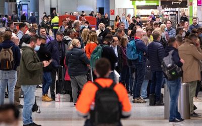 Christmas travel chaos looms as Qantas crews back strike action