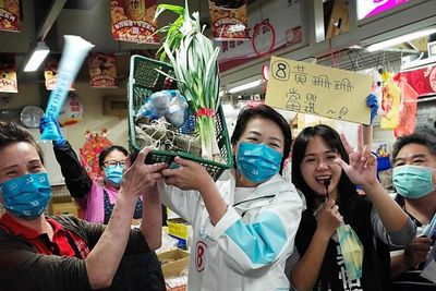 Politicians flaunt 'lucky veggies' on Taiwan's campaign trail