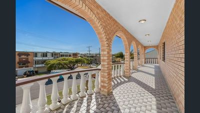 Bricks and balustrades: The suburban castles built by Italian migrants that changed Australia's suburbs