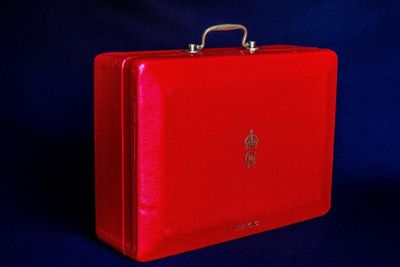 King to use same famous red box as his mother and grandfather