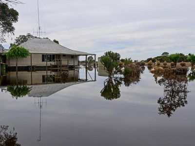 Rapid floodwaters in Vic to remain: SES