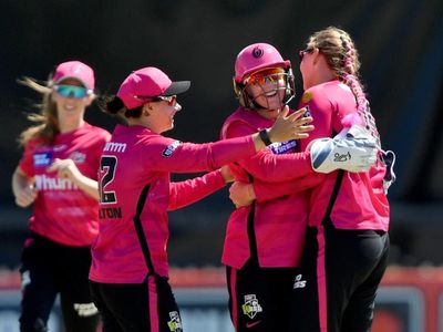 Cricket's new golden girls clash in WBBL