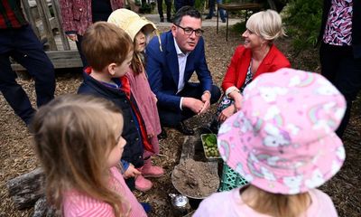 Daniel Andrews joins kindergarteners on eve of Victorian election, but Matthew Guy is all business