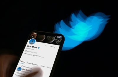 Musk announces gold, gray and blue badges for Twitter accounts