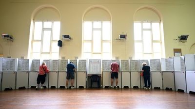 Victorians cast final election votes as Daniel Andrews and Matthew Guy battle for power