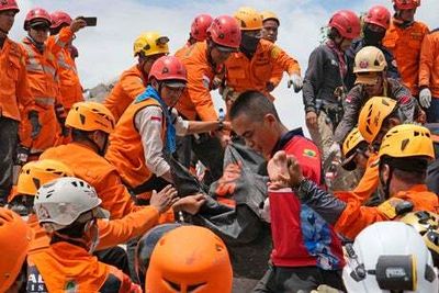 Indonesia earthquake death toll reaches 310 and as rescuers find more bodies