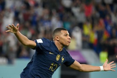 Mbappe makes the difference to fire France into World Cup last 16