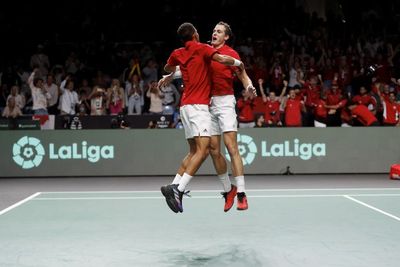 Canada battle past Italy to set up Davis Cup final showdown with Australia