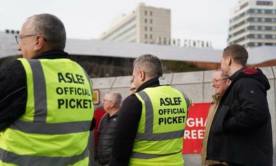 Public sector pay rises cannot match inflation, says transport secretary