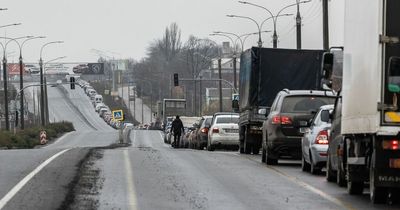 Ukrainians stream out of Kherson to flee Russian shelling that is claiming lives