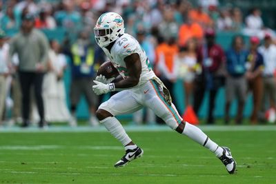 Dolphins RB Jeff Wilson Jr. leaves game with an injury