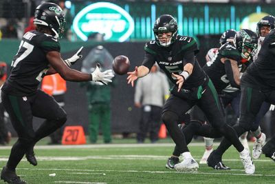 Jets players so happy for Mike White that they celebrated during his FOX postgame interview