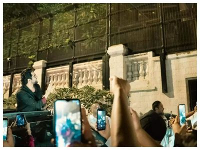Ayushmann Khurrana calls himself a 'SRKian' as he poses in front of Shah Rukh Khan's Mannat; fans say 'ghar nahi mandir hai'