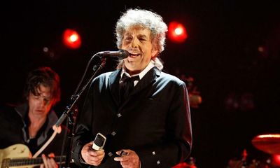 It ain’t me babe: Bob Dylan apologises for using a machine to autograph books