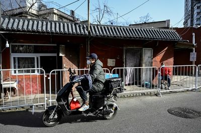 China Covid lockdowns shut delivery workers out of their homes