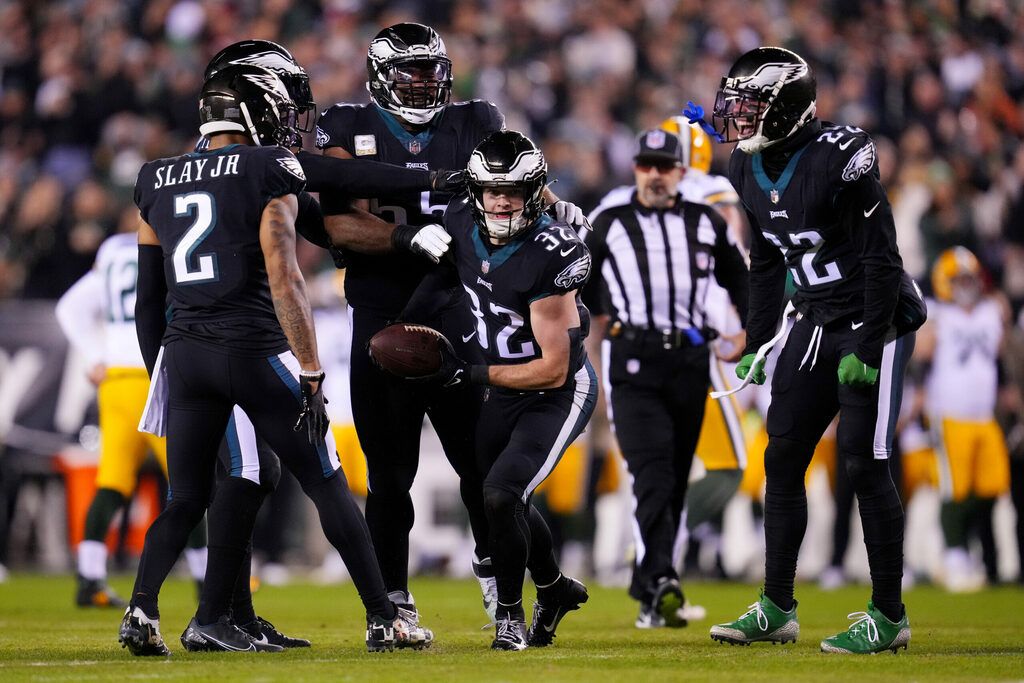 Philadelphia, Pennsylvania, USA. 21st Nov, 2021. Philadelphia Eagles  quarterback Jalen Hurts (1) throws the ball during the NFL game between the  New Orleans Saints and the Philadelphia Eagles at Lincoln Financial Field